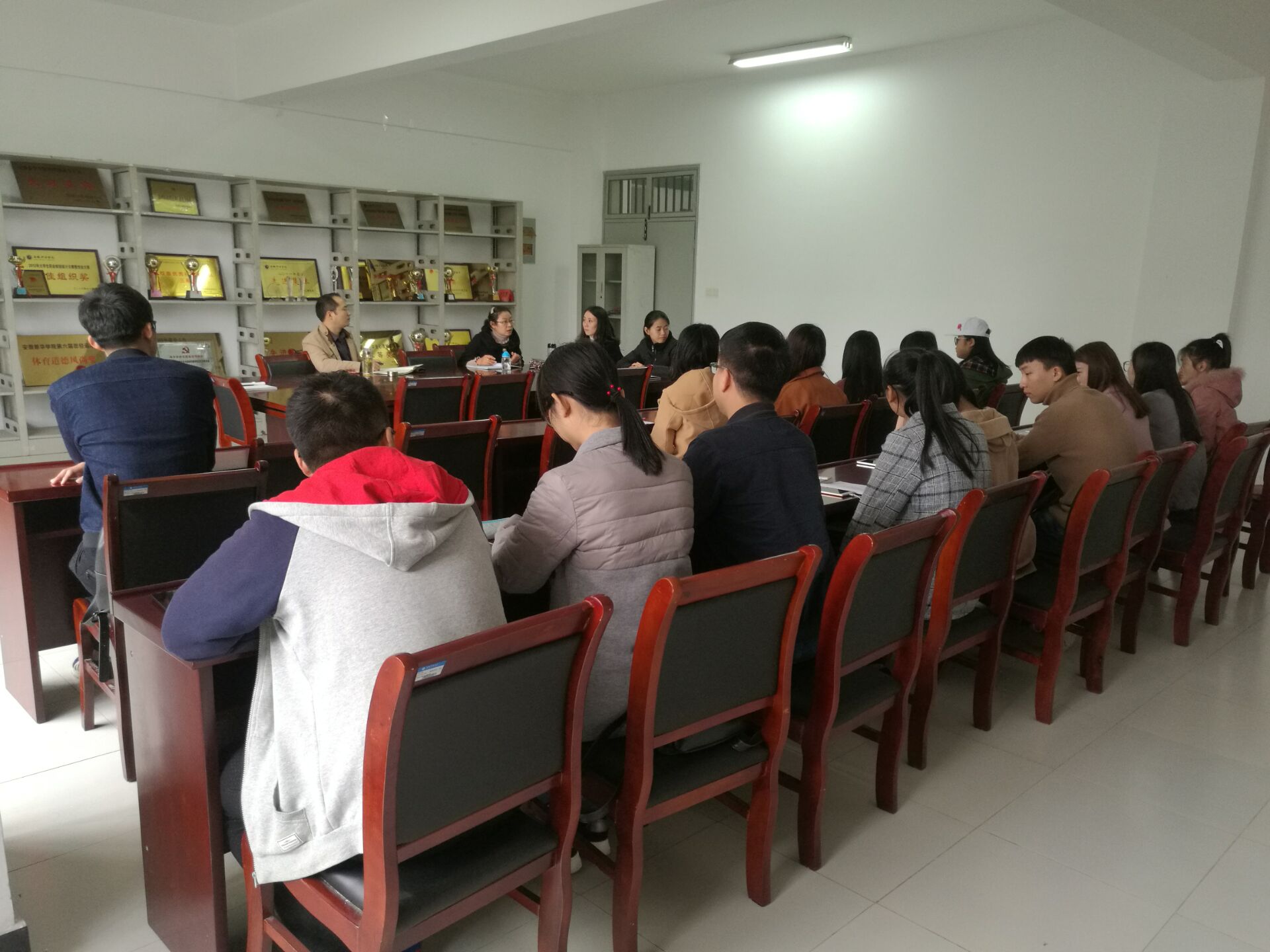 文化与新闻传播学院召开期中教学检查员工座谈会