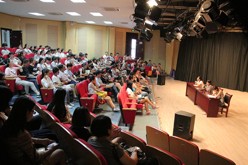 文化与新闻传播学院召开新学期员工思想动态座谈会